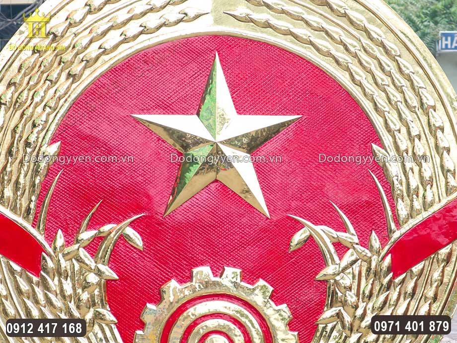 Bề mặt Quốc huy được phun phủ b&oacute;ng 2K trong suốt gi&uacute;p bảo vệ bề mặt